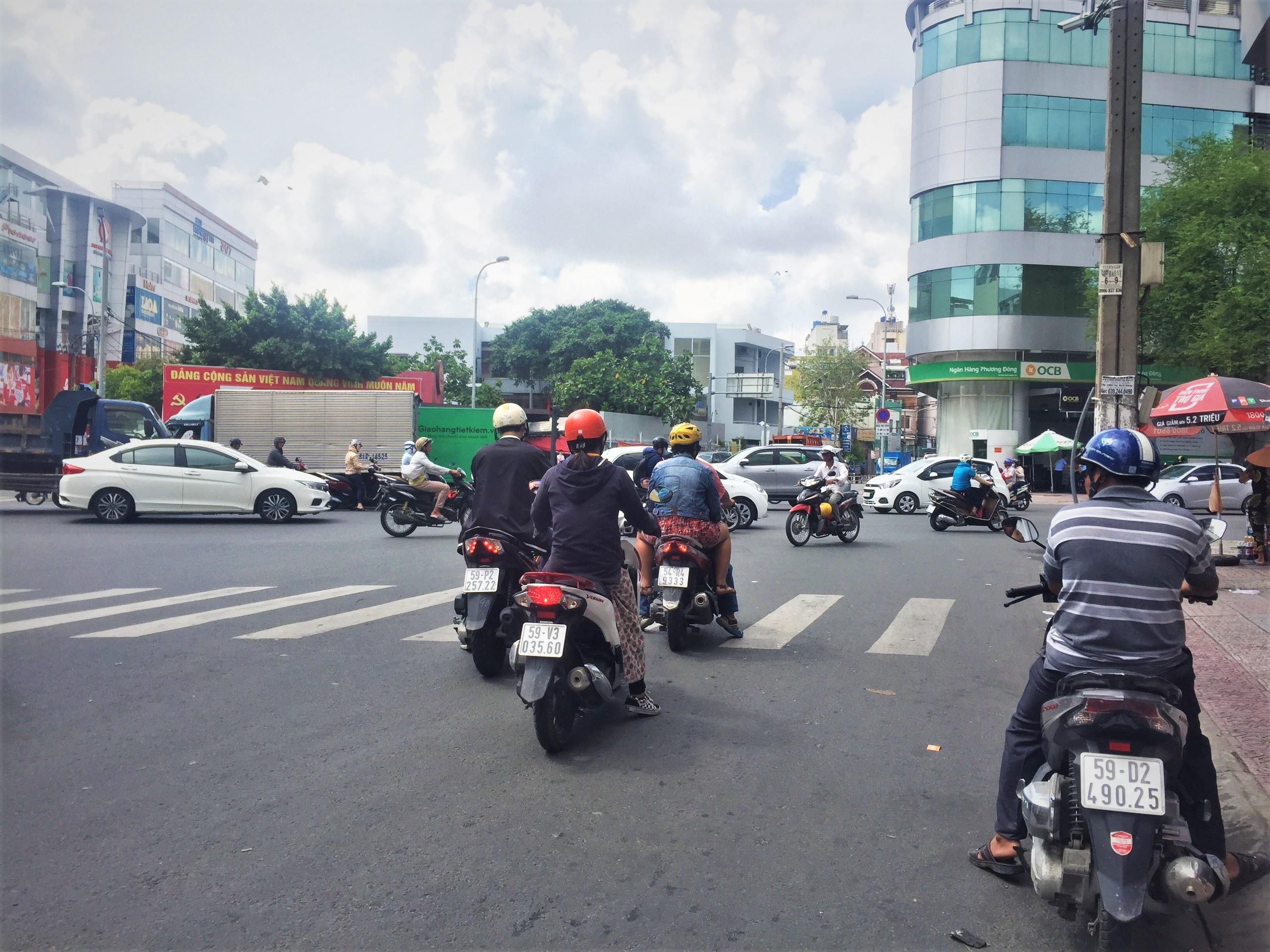 Loi pho bien cua nguoi Viet khi chay xe may anh 1