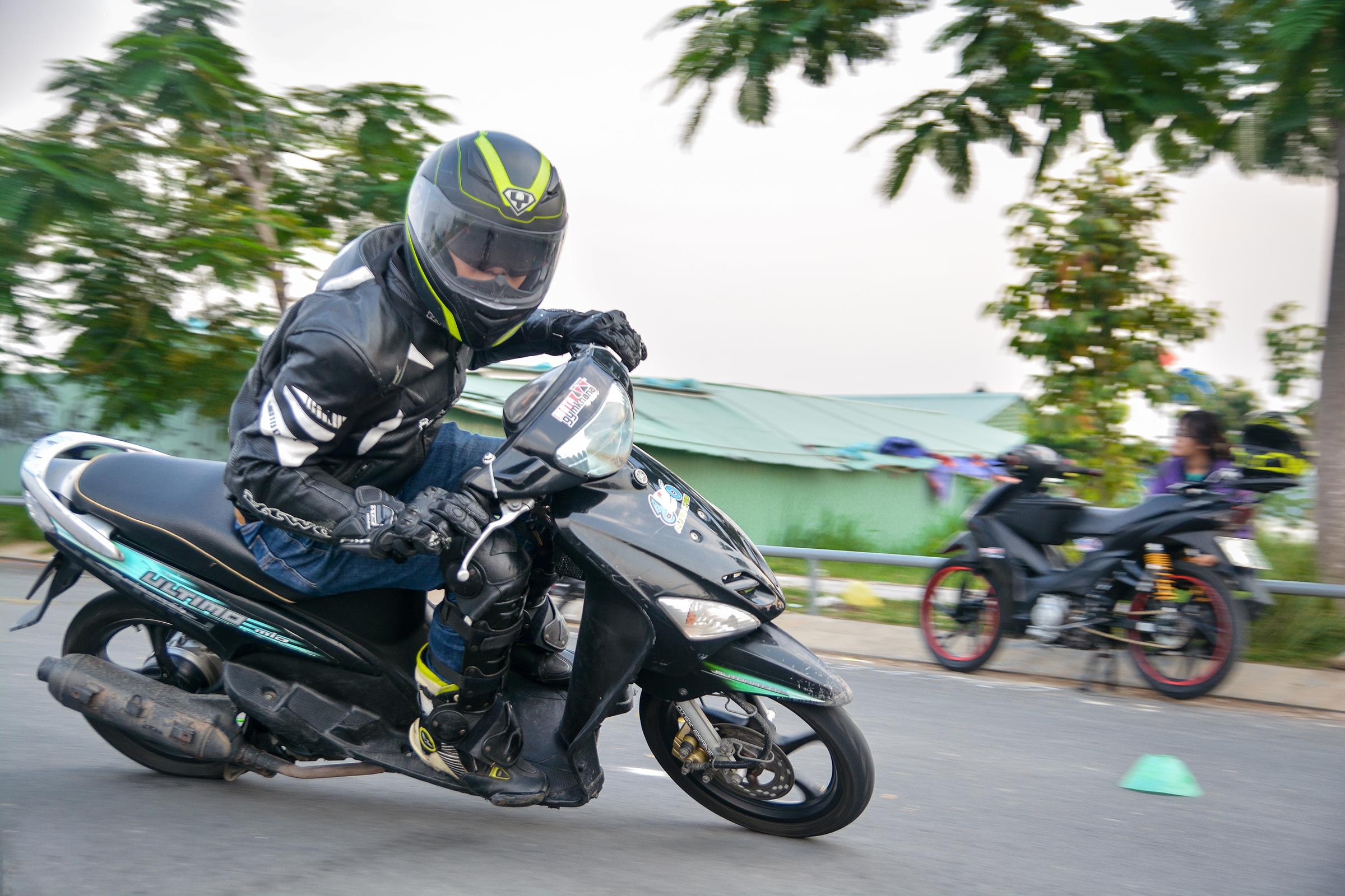 Dung xe tay ga di deo anh 2