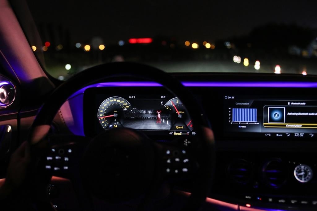 Kham pha cac cong nghe den tren bo ba Audi, BMW, Mercedes hinh anh