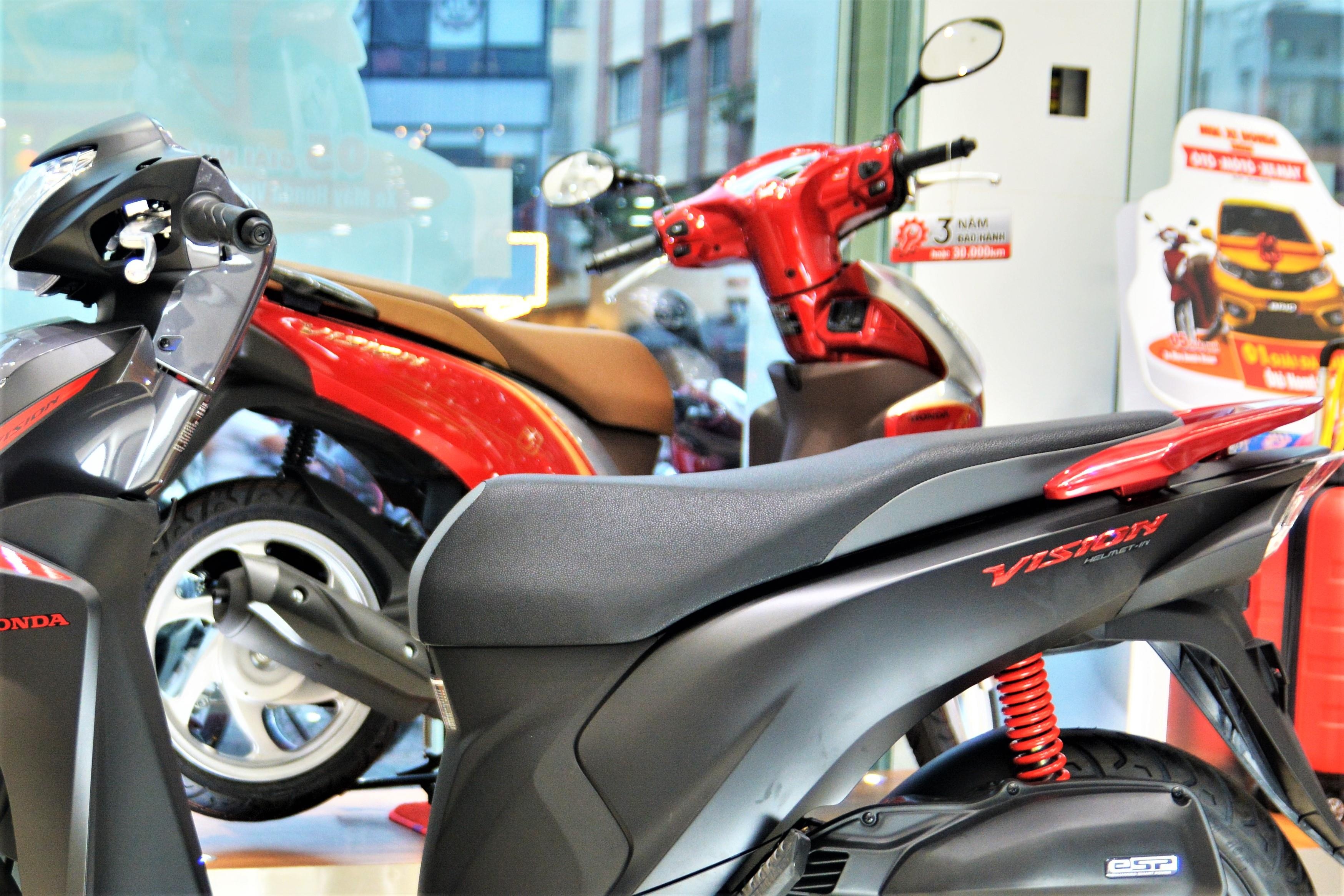 Yamaha Latte voi Honda Vision anh 6