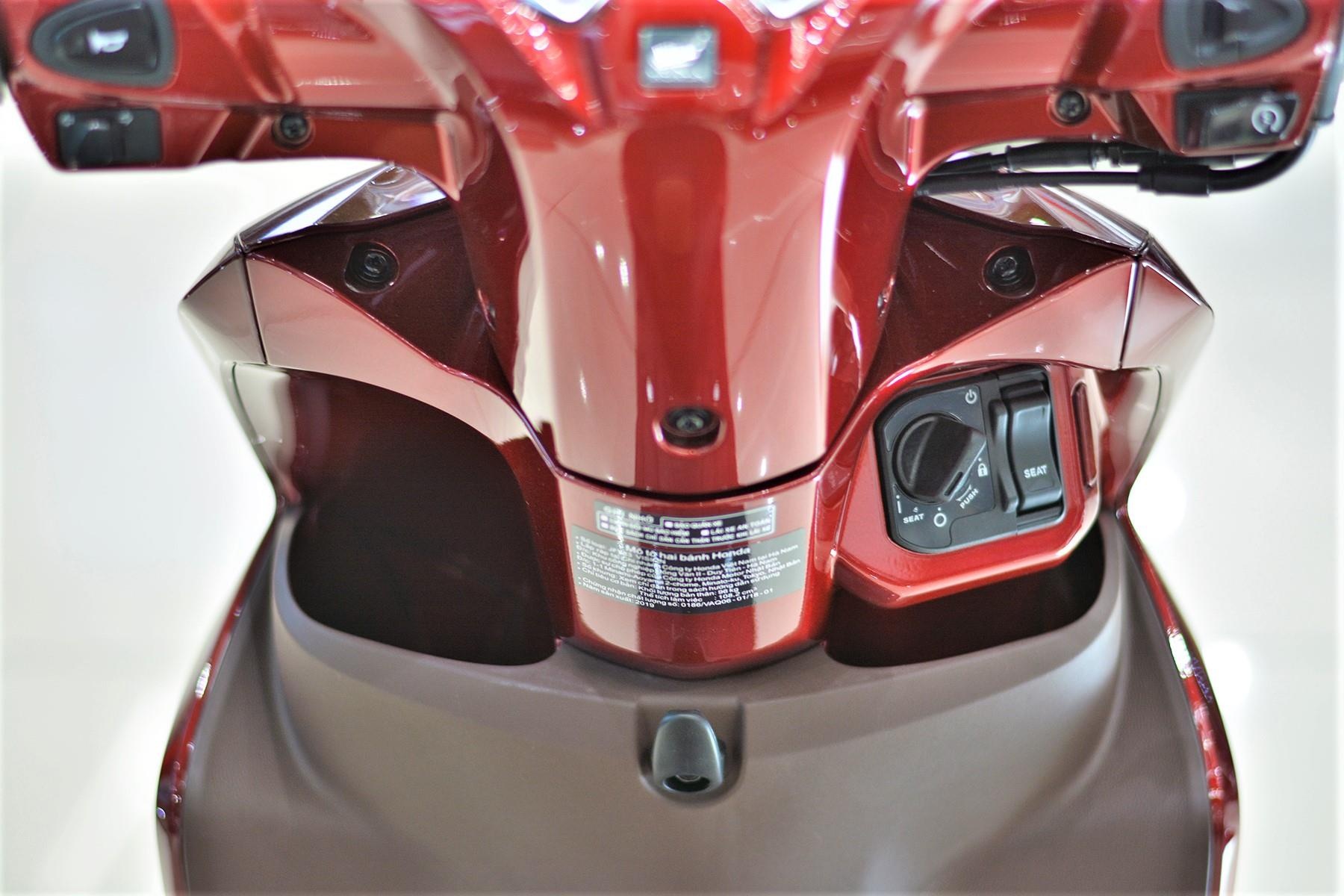 Yamaha Latte voi Honda Vision anh 12