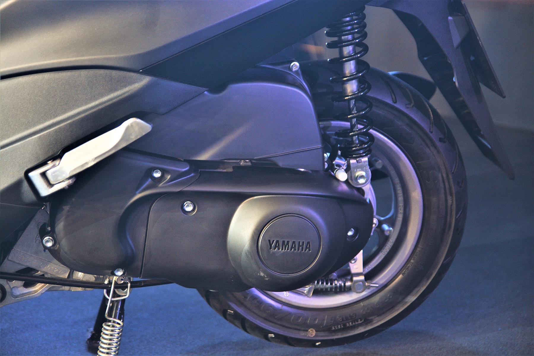 Yamaha Latte voi Honda Vision anh 9