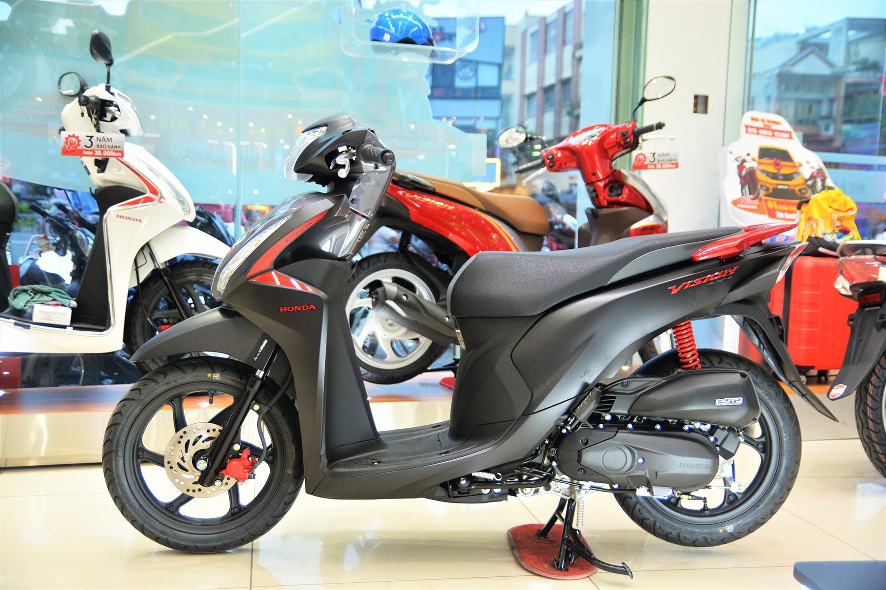 Yamaha Latte voi Honda Vision anh 2