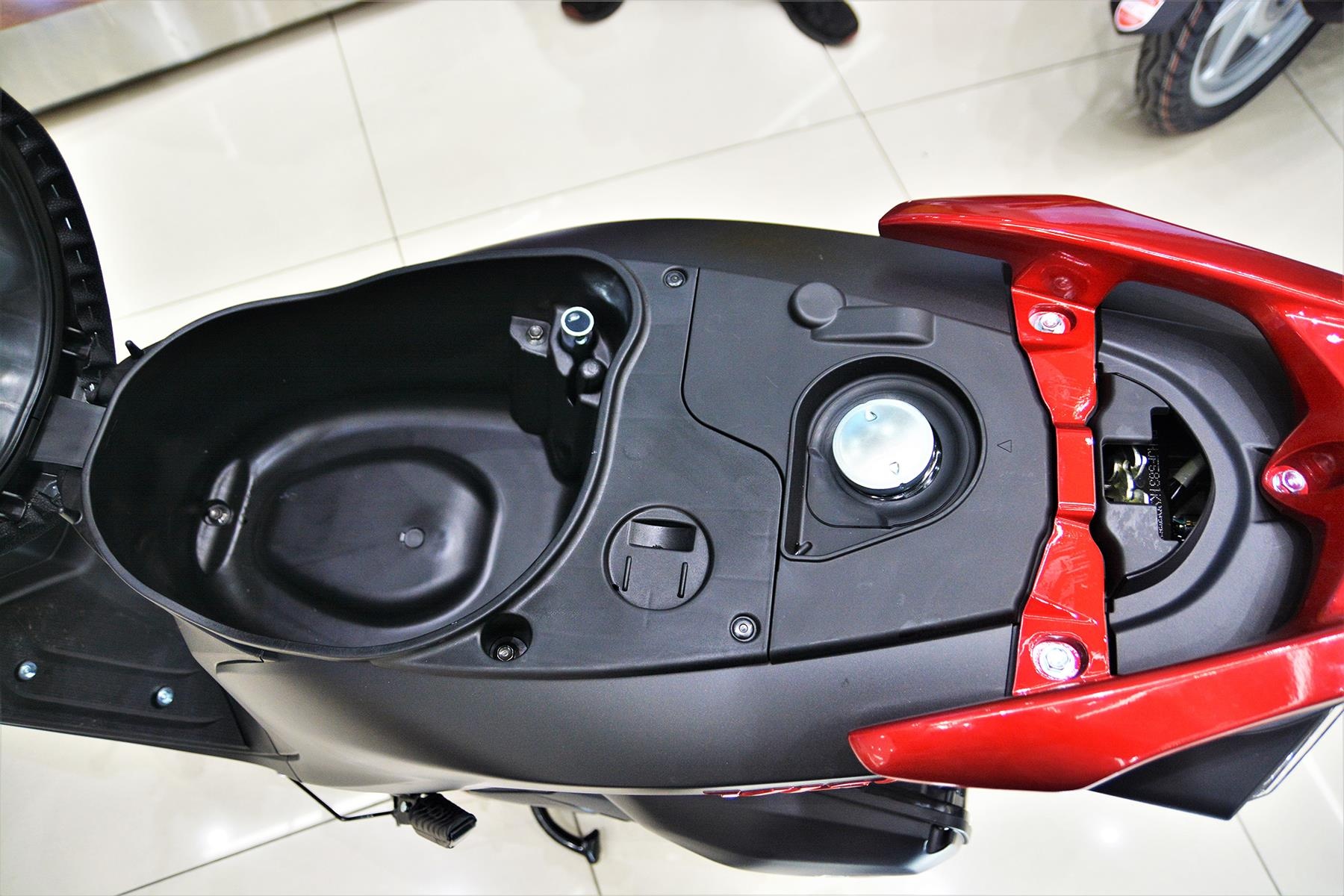 Yamaha Latte voi Honda Vision anh 8