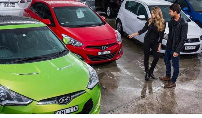 Lan dau mua oto nen mua xe cu hay xe moi? hinh anh