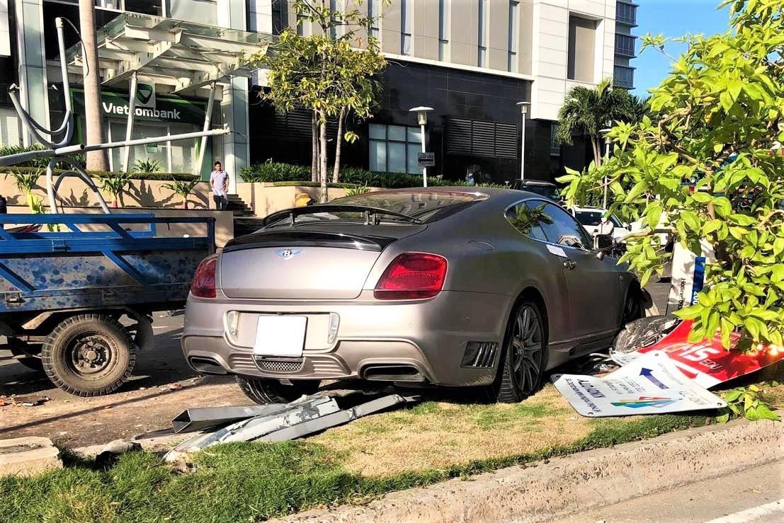 Bentley Continental GT hon 5 ty dong gap nan, huc do cot den tai SG hinh anh