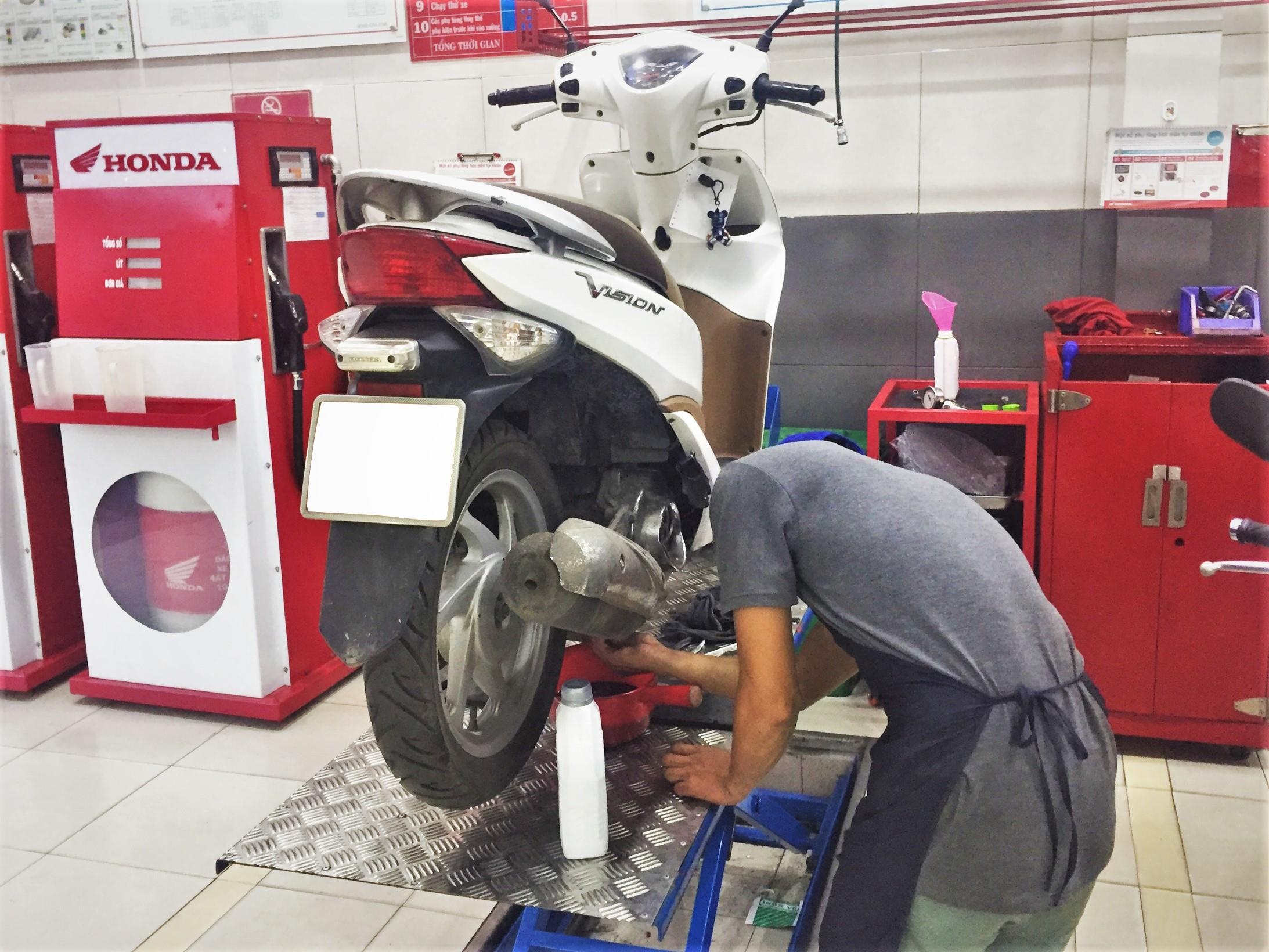 Thay nham dau nhot xe ga cho xe so co bi anh huong gi khong? hinh anh