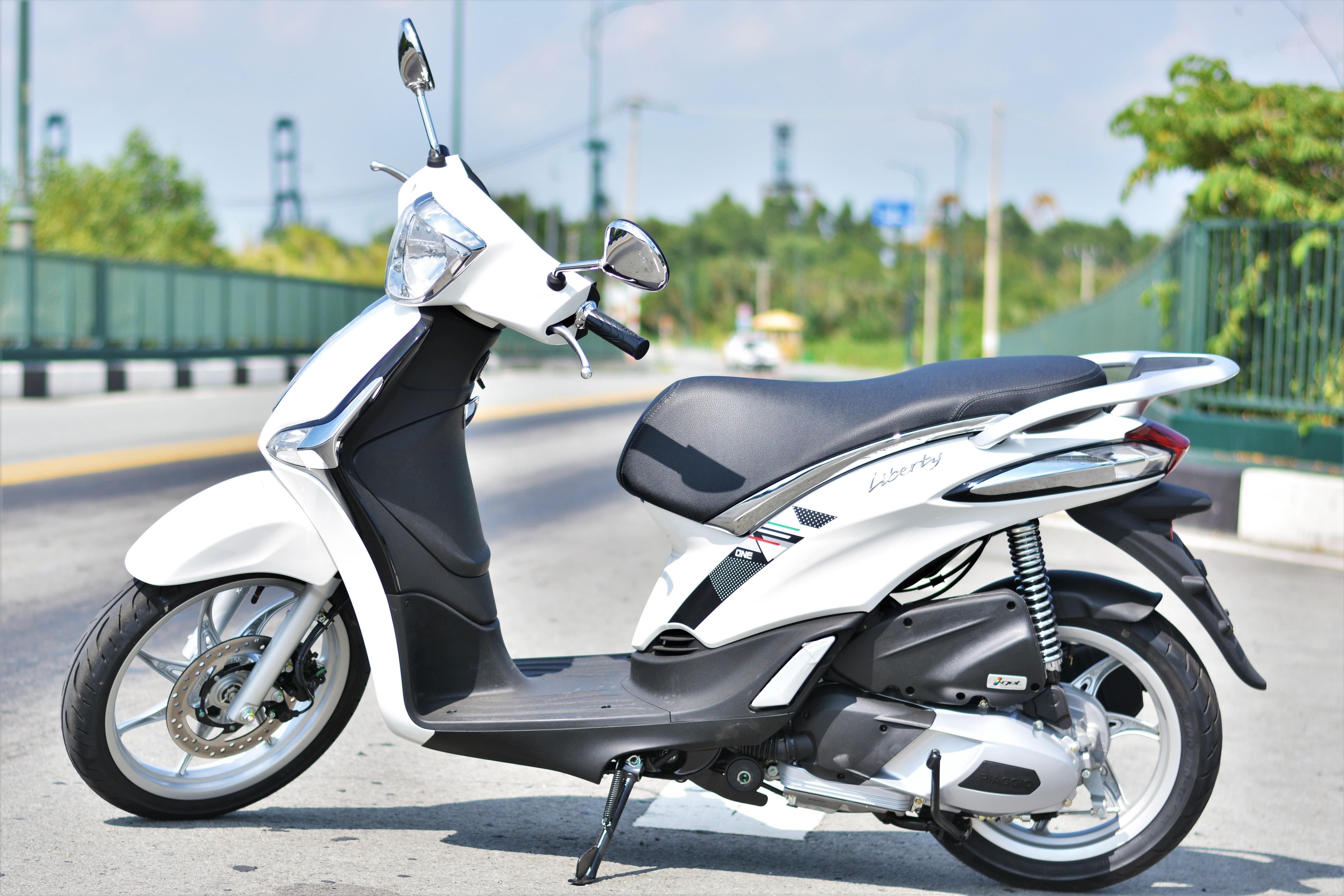 Mot tuan trong pho cung xe tay ga 'gia re' Piaggio Liberty One hinh anh