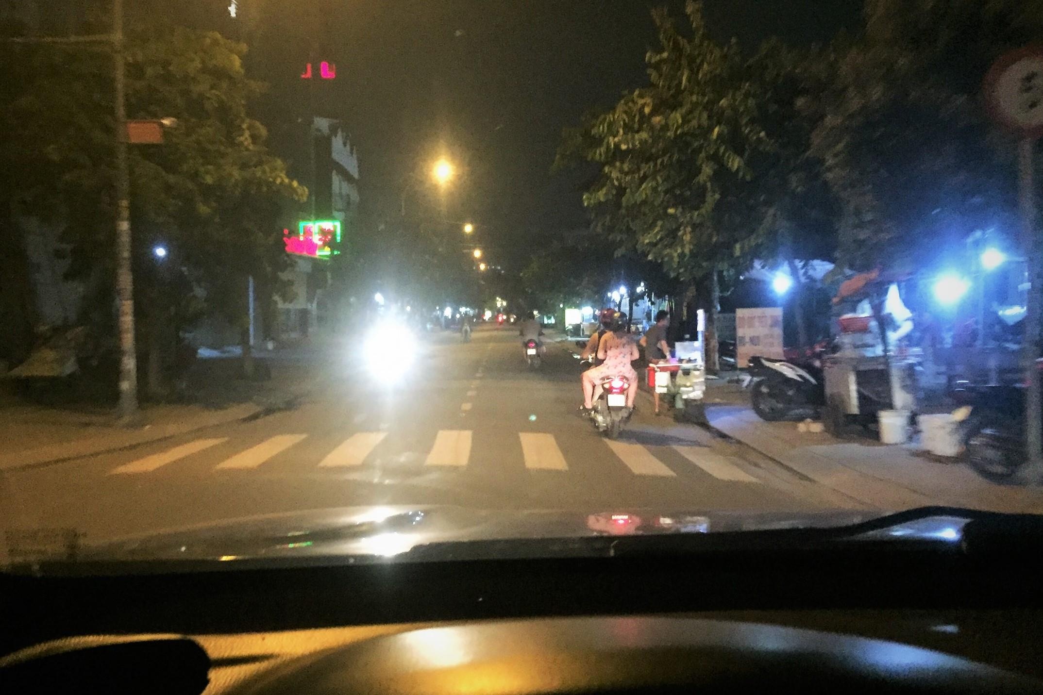 Bat den chieu xa trong do thi bi phat bao nhieu tien? hinh anh