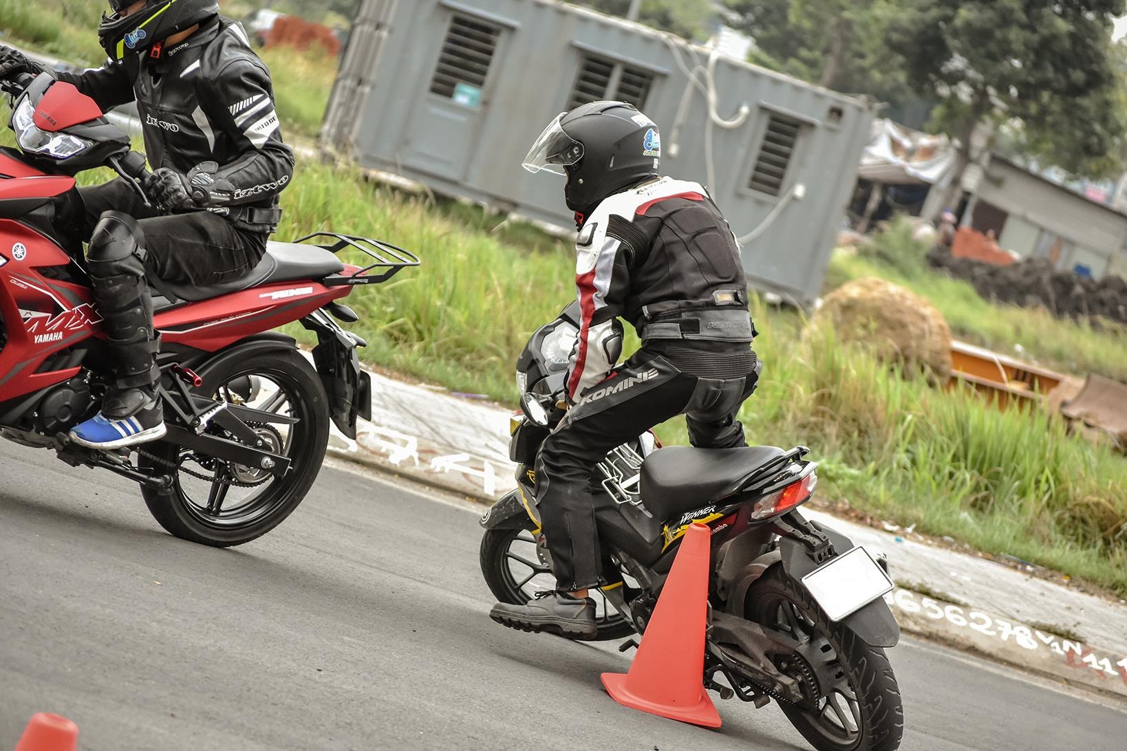 Lắp chống đổ cho xe máy ảnh 1 Lap chong do cho xe may anh 1
