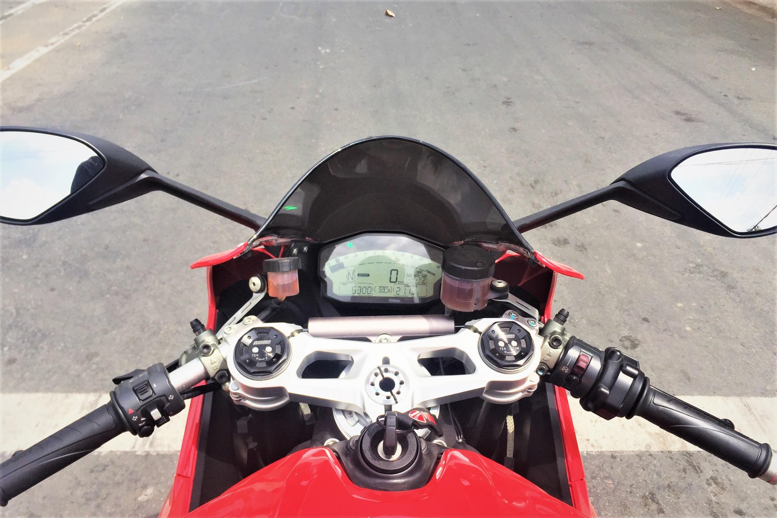 Dung xe cho bong ram cho den do co pham luat khong? hinh anh