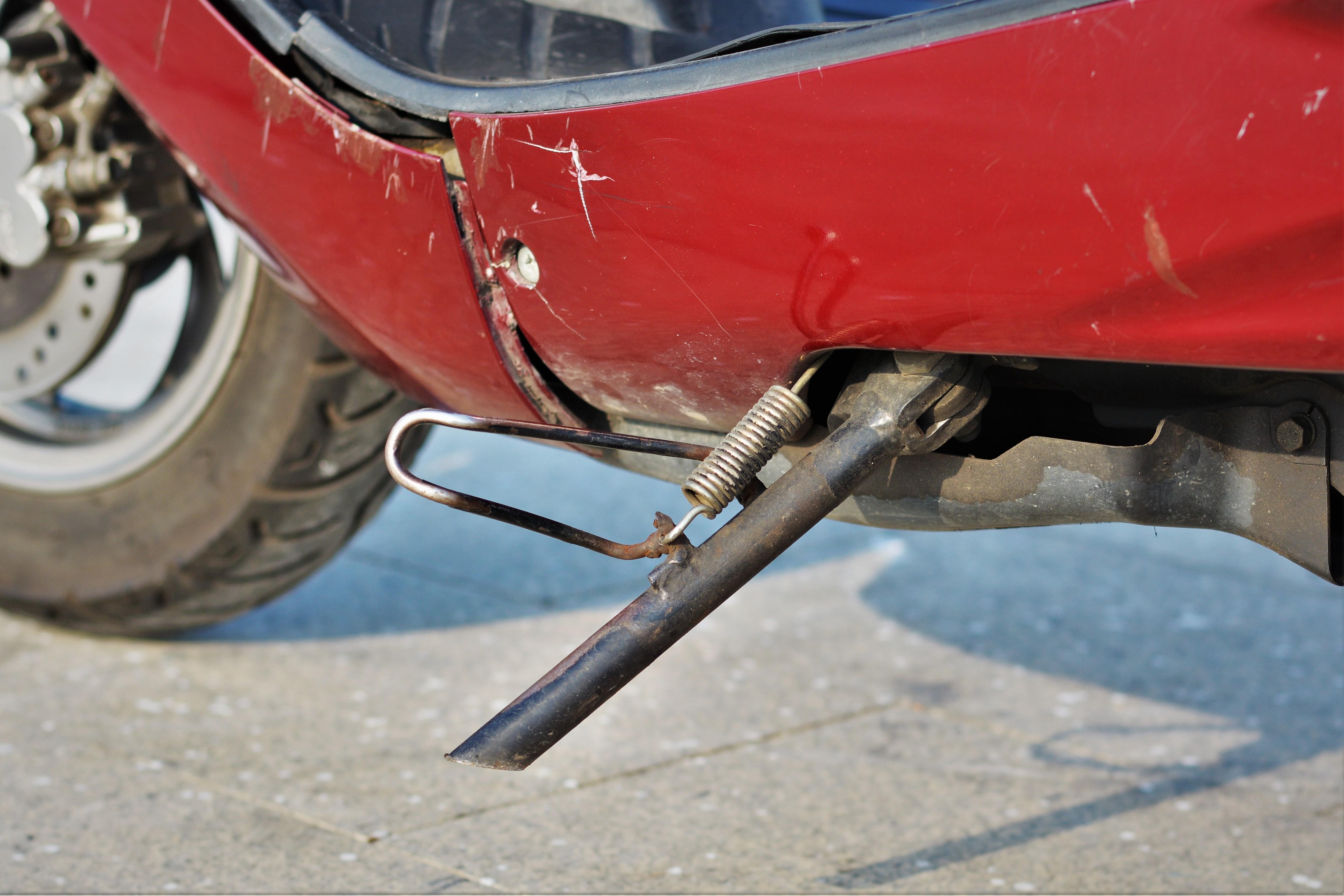 Quen gat chan chong xe may khi di chuyen co pham luat khong? hinh anh