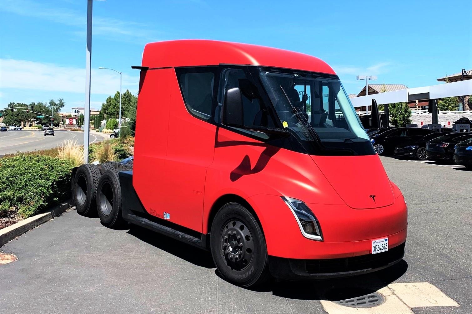 Can canh xe dau keo tu hanh chay dien gia len den 180.000 USD hinh anh