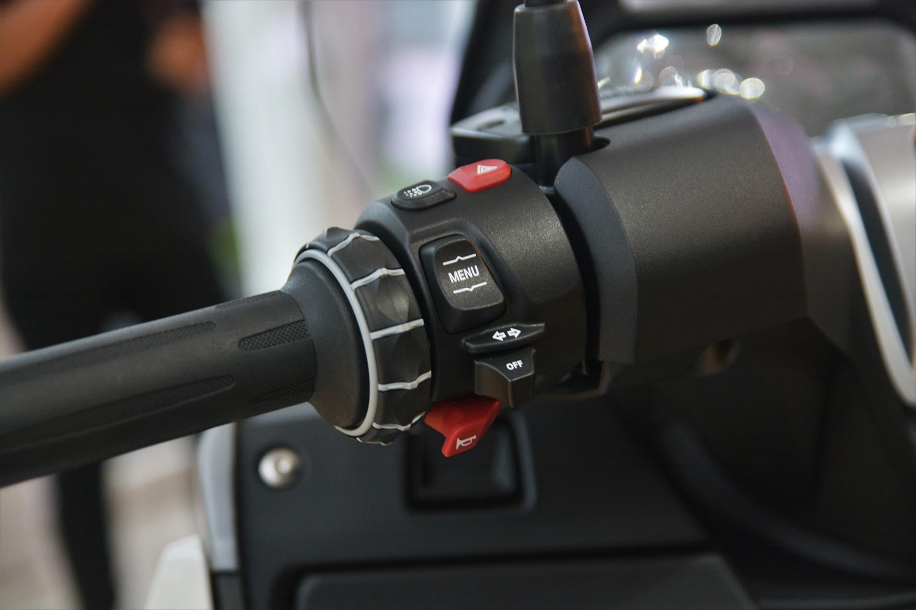 Maxi-scooter tam 300 trieu dong anh 13