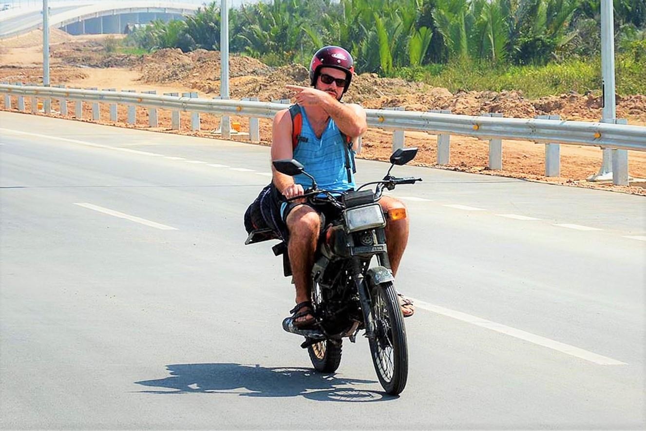 Nguoi nuoc ngoai co duoc dung ten dang ky xe may tai VN hay khong? hinh anh