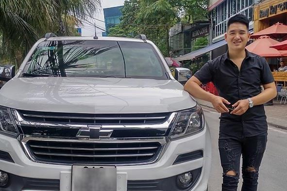 Ban tai roi xuong muong, chu xe phai chi 20 trieu de keo xe len hinh anh