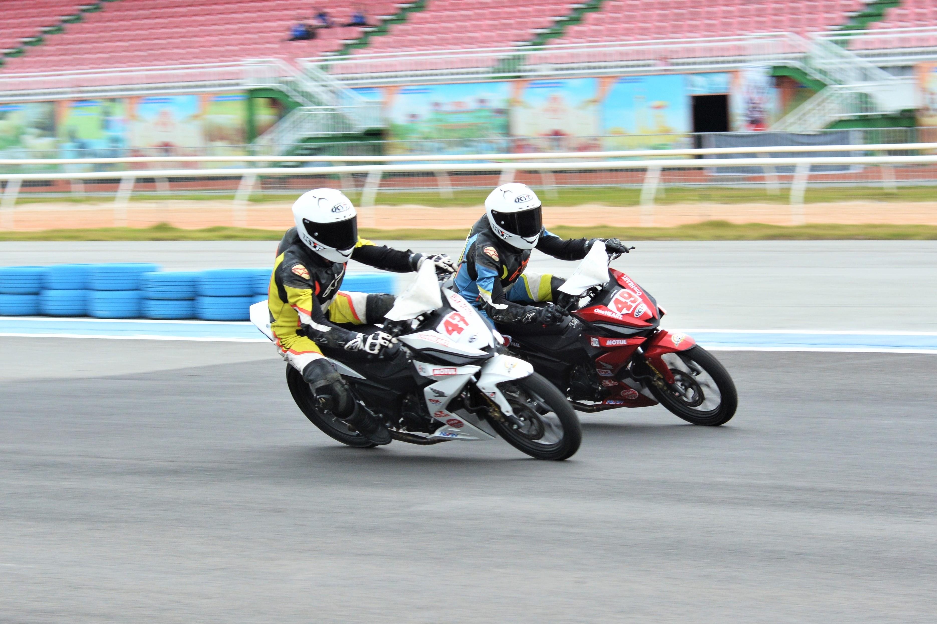 Toan canh chang 3 giai dua xe moto Viet Nam VMRC 2019 hinh anh