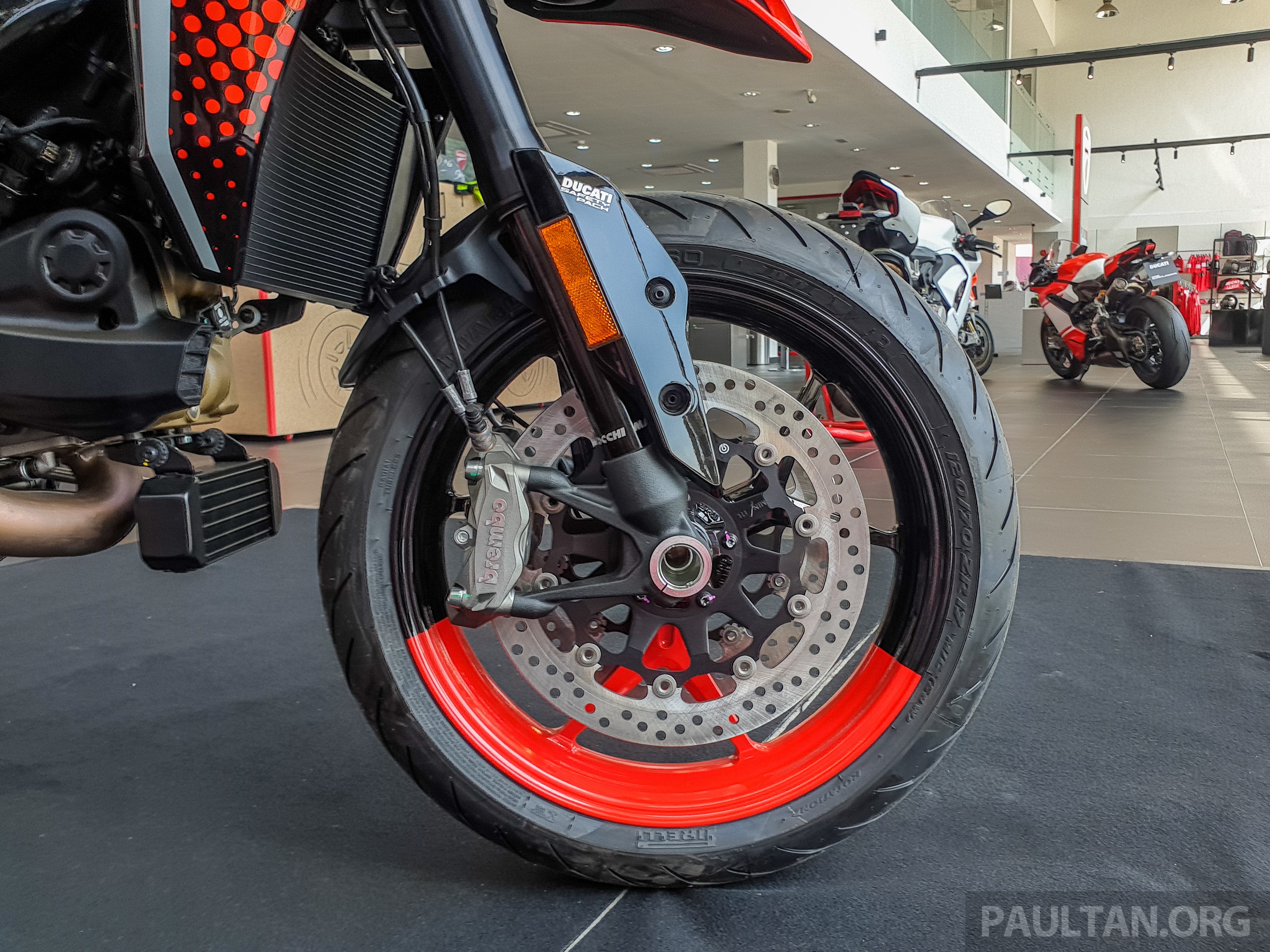 Ducati Hypermotard 950 RVE được ra mắt tại Malaysia ảnh 3 Ducati Hypermotard 950 RVE duoc ra mat tai Malaysia anh 3