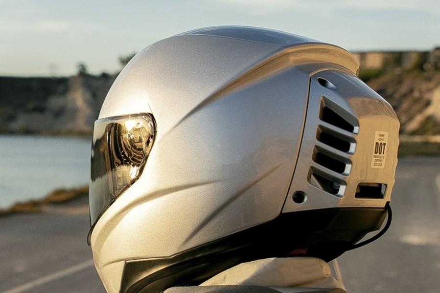 Mu bao hiem tich hop may lanh ra mat, di moto khoi lo nong dau hinh anh
