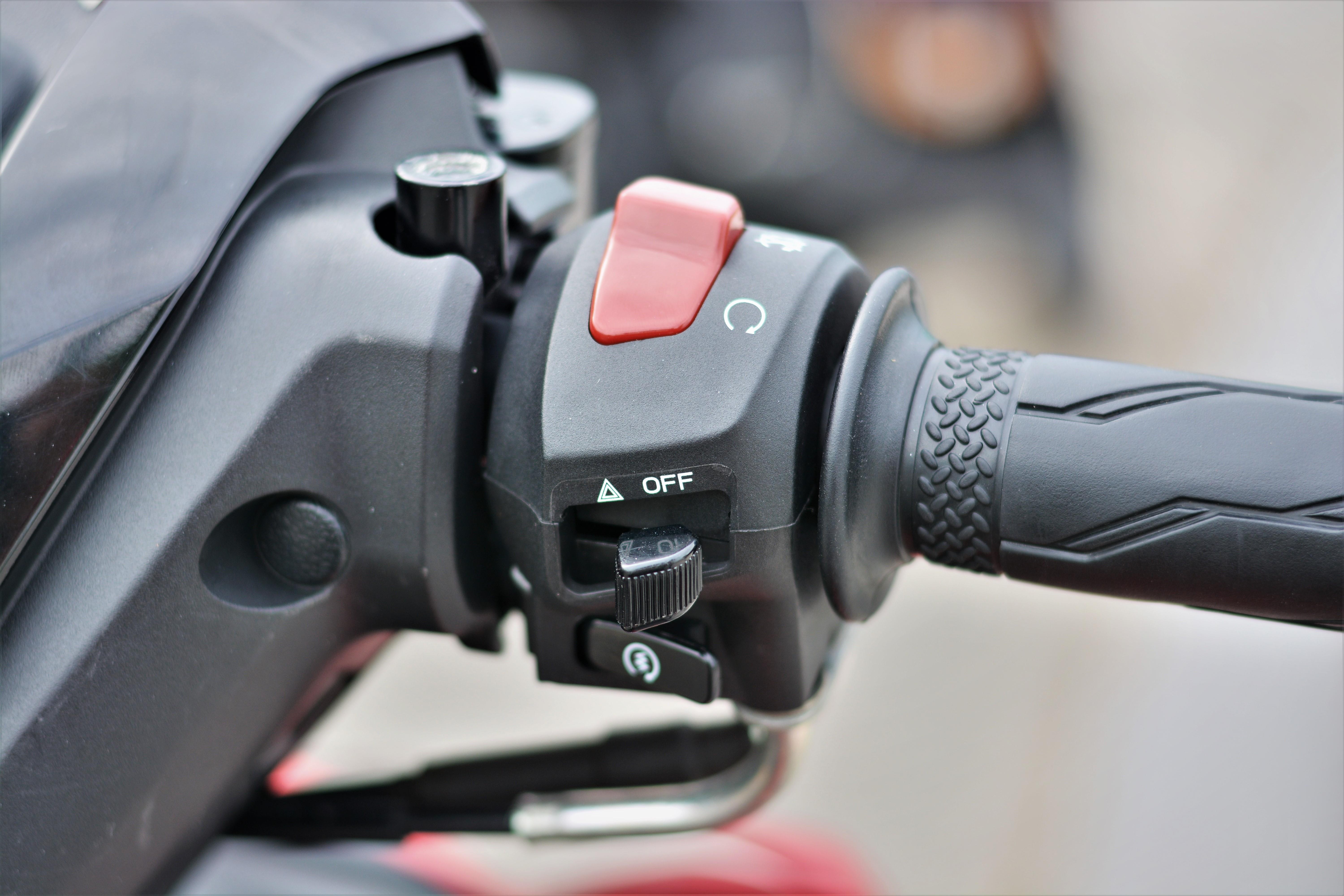 So sanh Exciter 150 va MX King anh 4