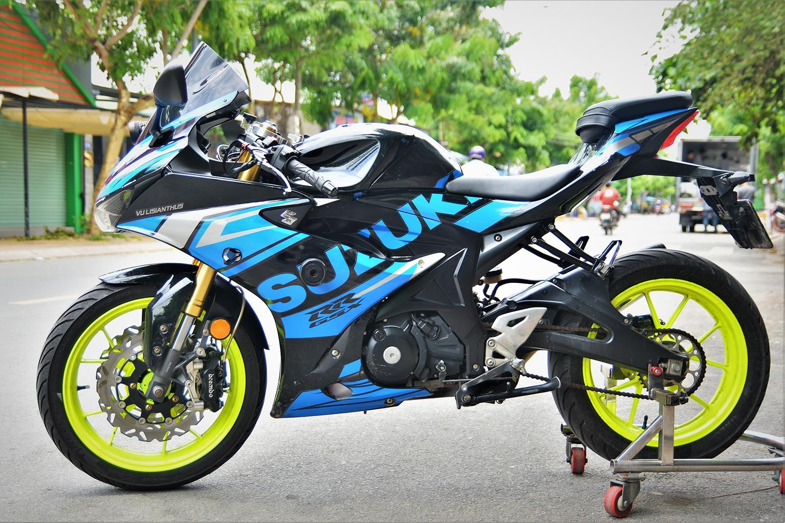 Suzuki GSX-R150 do hang loat do choi hang hieu dat gia hinh anh