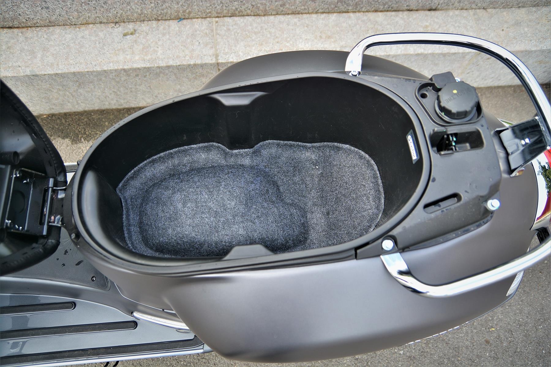 Chi tiet Vespa GTS Super 150 anh 11