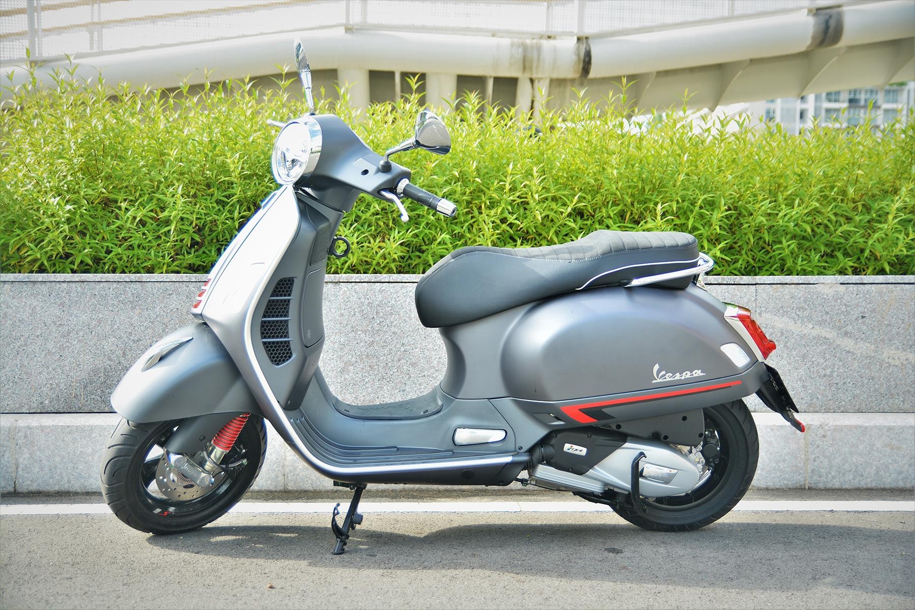 Chi tiet Vespa GTS Super 150 anh 1