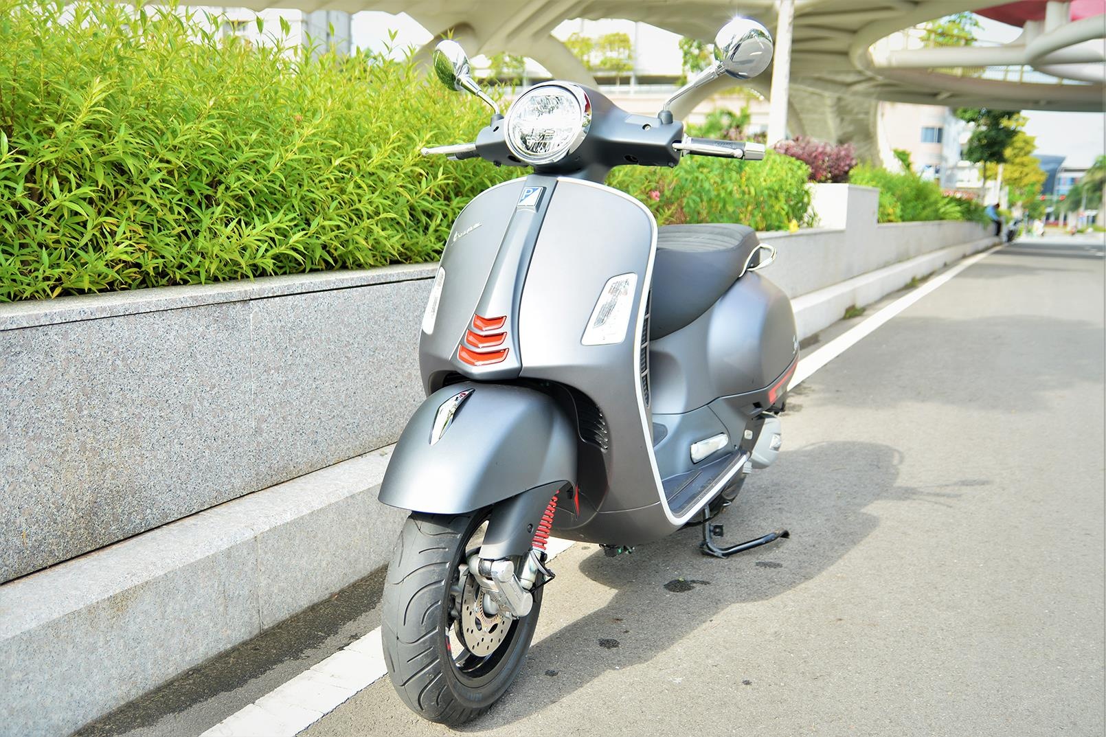Chi tiet Vespa GTS Super 150 anh 2
