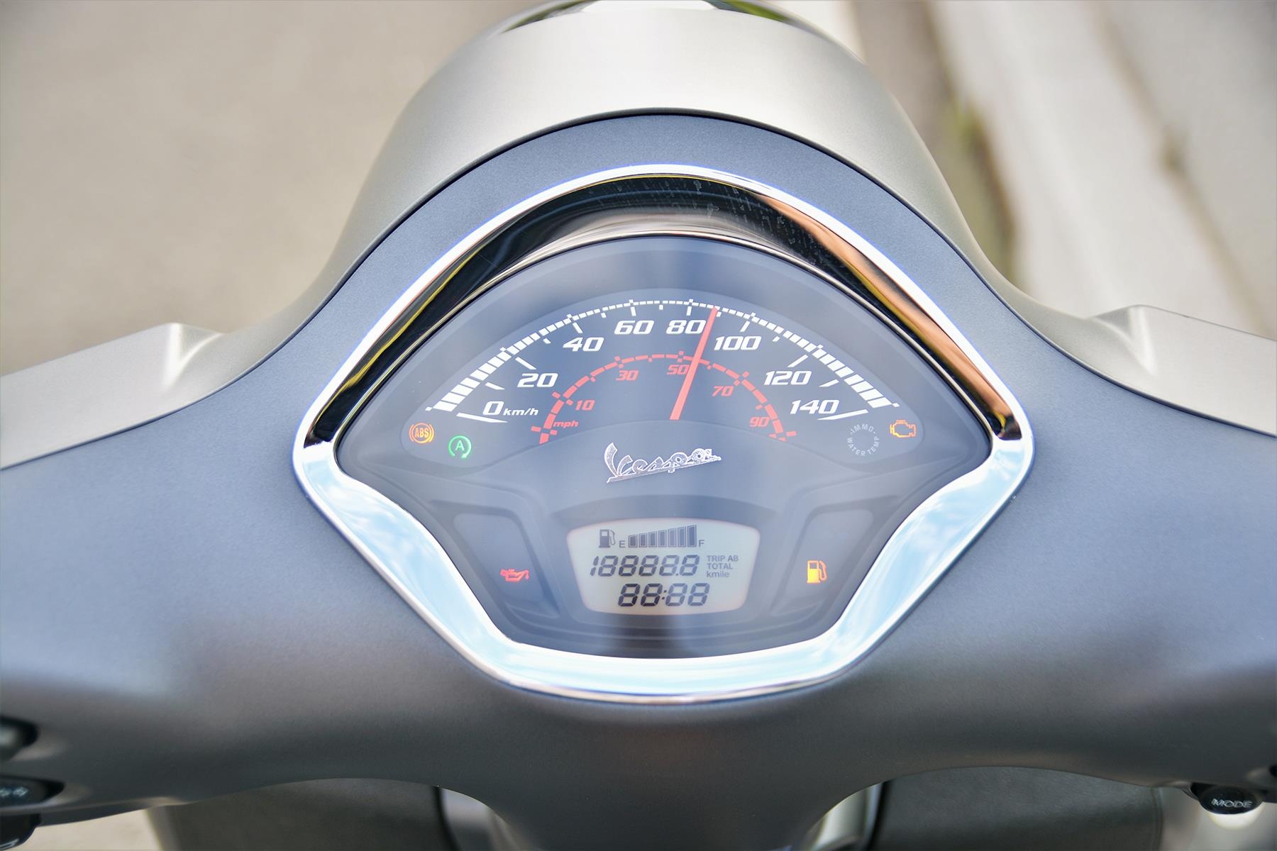 Chi tiet Vespa GTS Super 150 anh 6