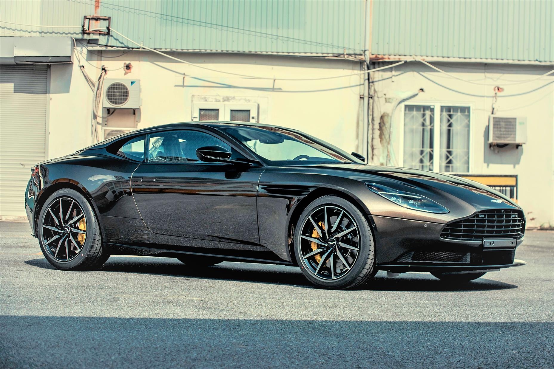 Sieu xe 'James Bond' Aston Martin DB11 gia hon 16 ty cap ben VN hinh anh