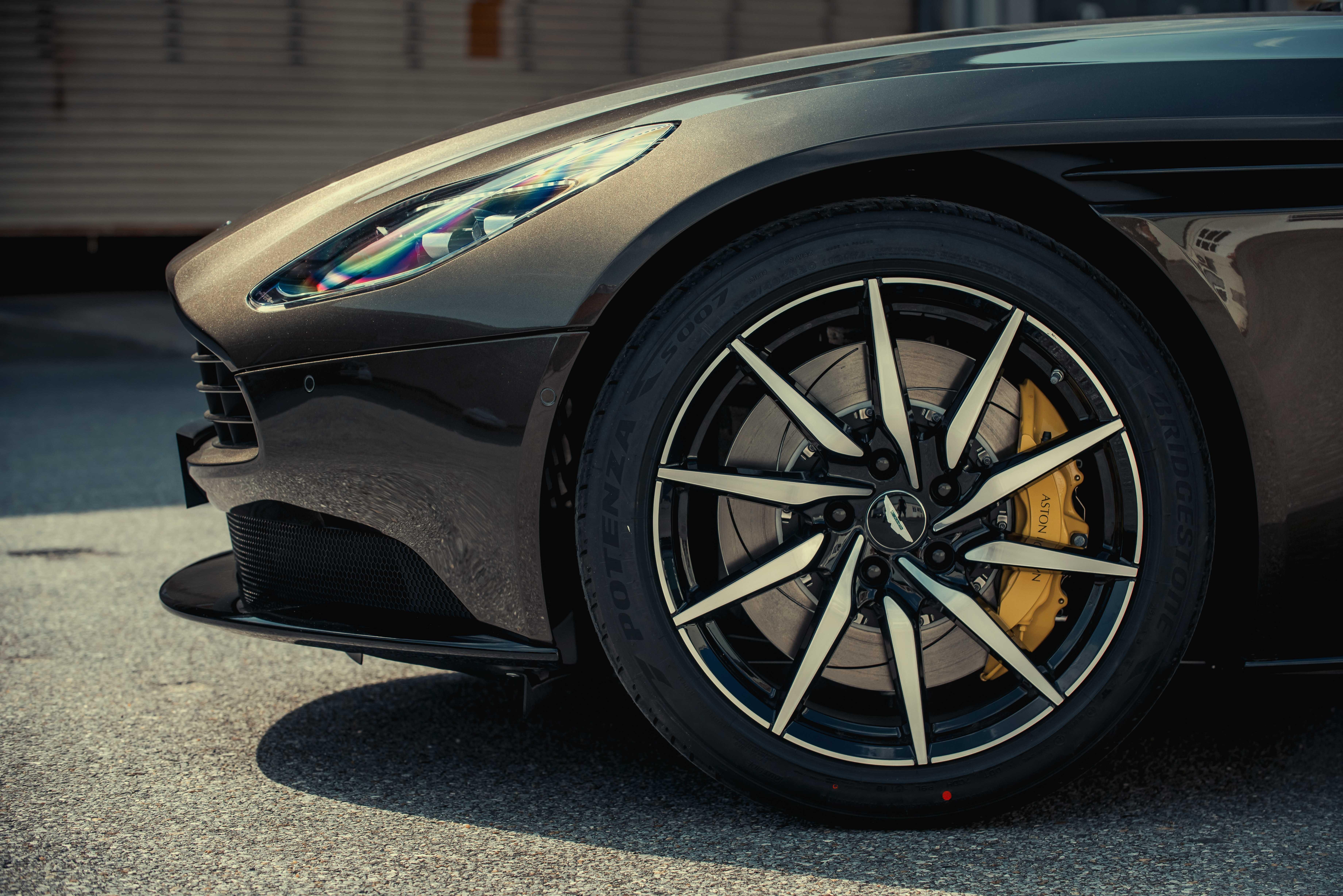 Aston Martin DB11 cap ben Viet Nam anh 2