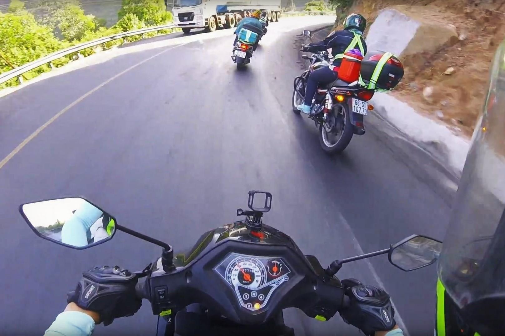 Lam the nao de vuot 'cua tu than' o nui Son Tra an toan bang xe may? hinh anh