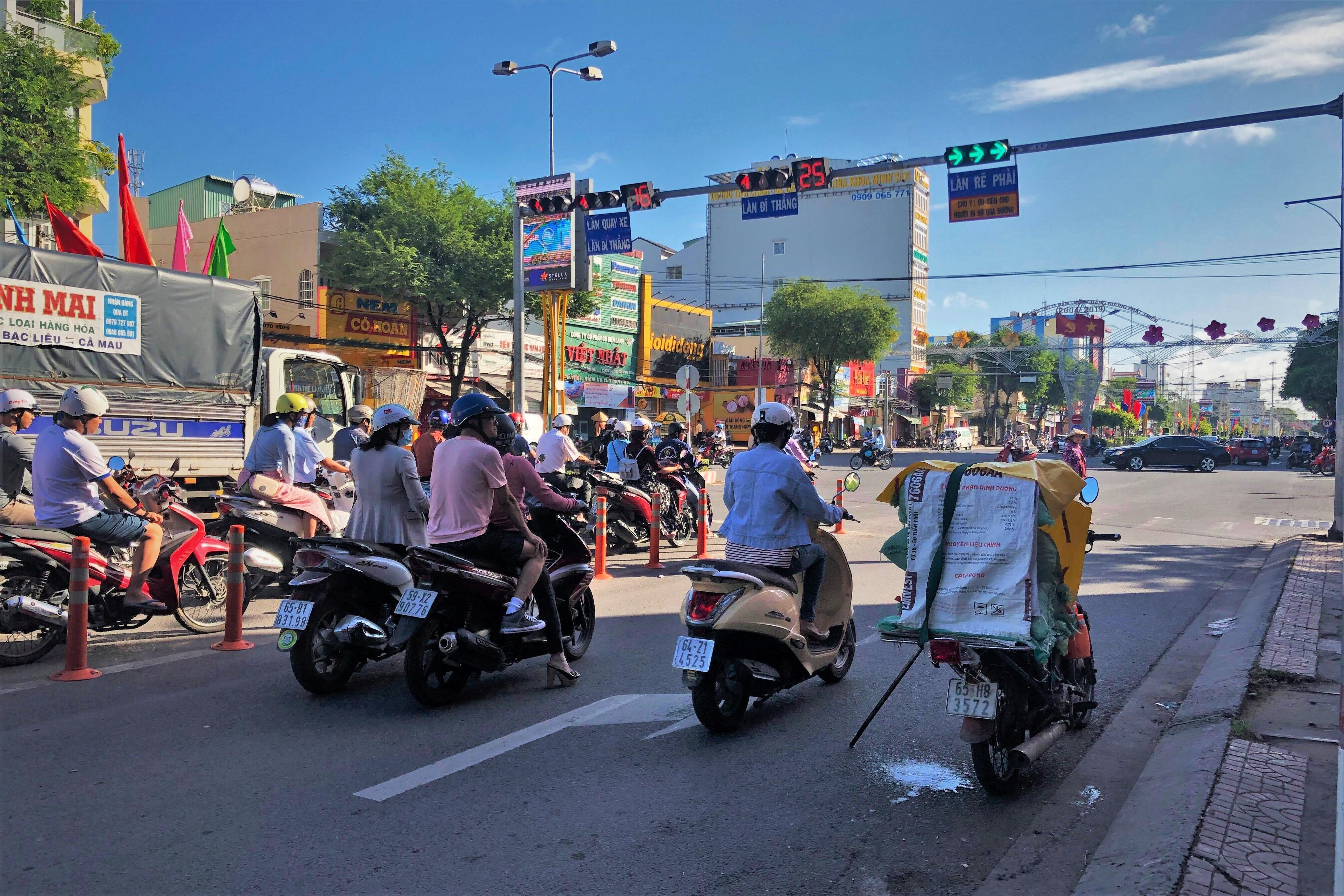 Dung xe may o lan duong re phai khi den do co bi phat khong? hinh anh