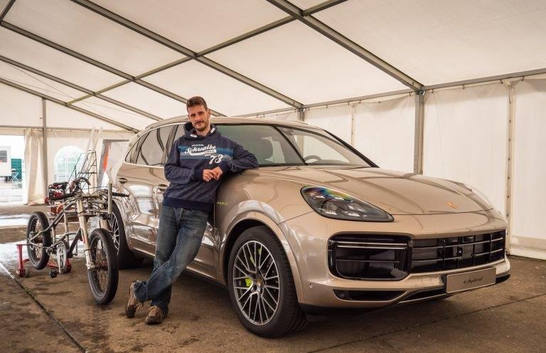 Xe dap lap ky luc toc do nho Porsche Cayenne anh 1