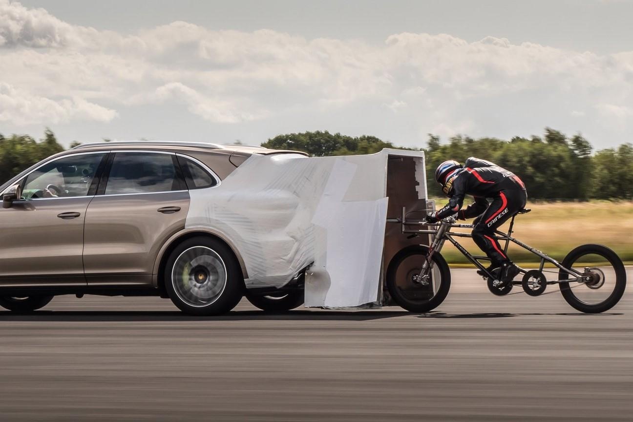 Tay dua xe dap lap ky luc toc do 280 km/h vi nup gio oto hinh anh