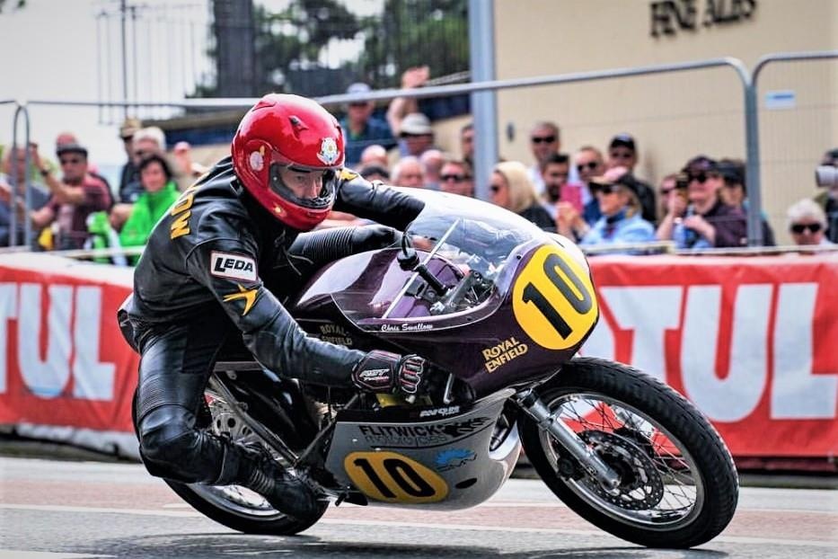 Them mot tay dua tu nan tren duong dua tu than Isle of Man TT hinh anh