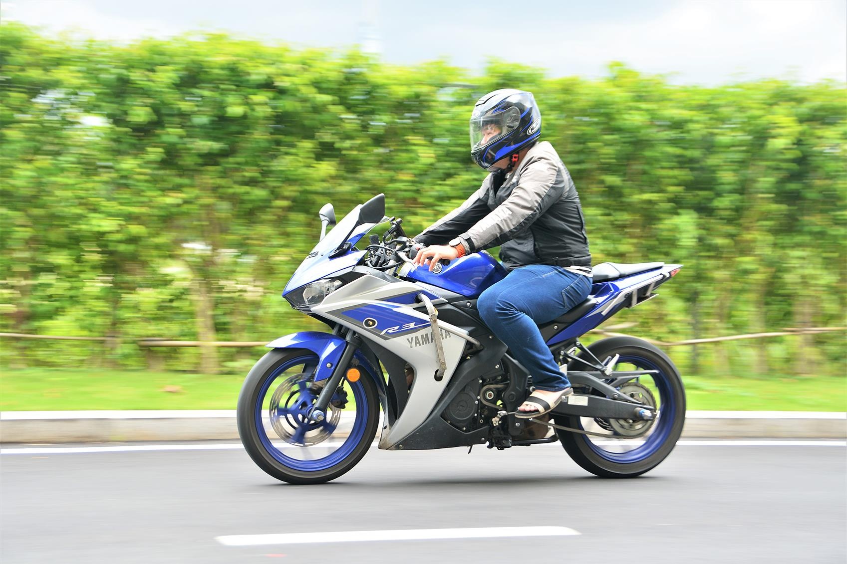 Yamaha R3 phien ban xe dua anh 9