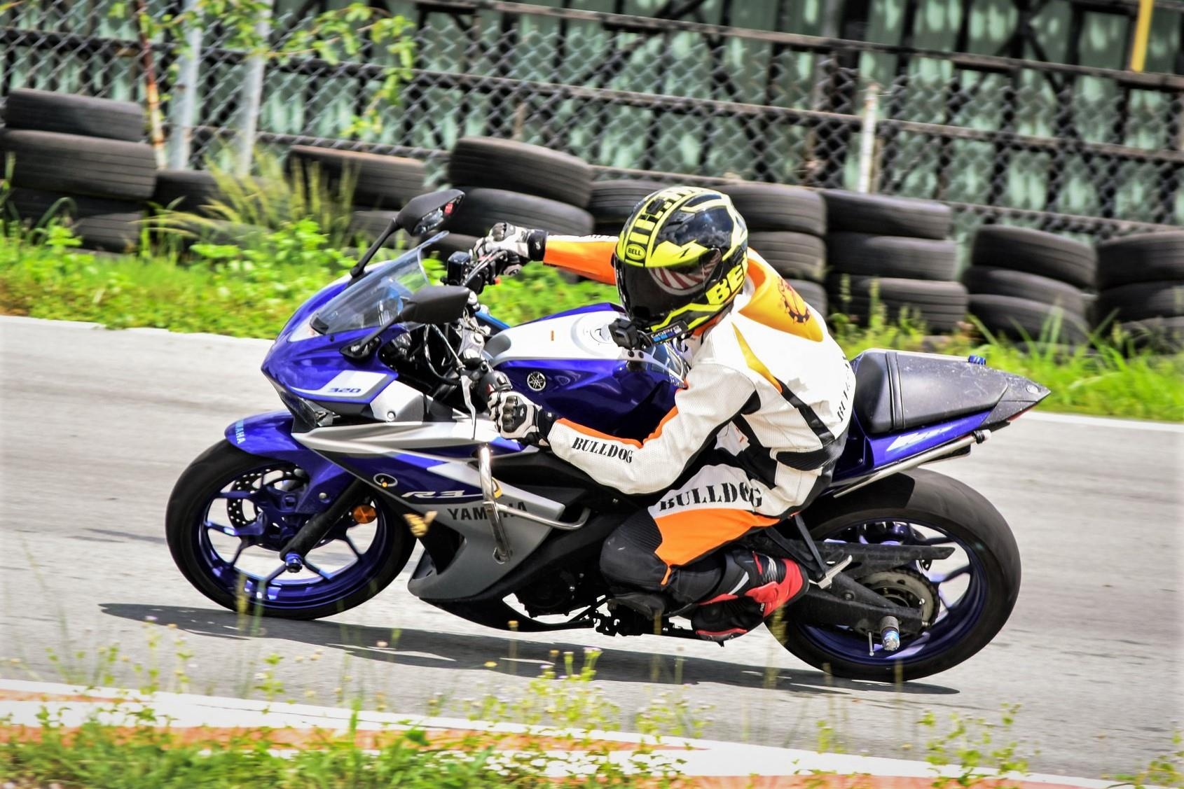 Yamaha YZF-R3 chay trong duong dua thuong trang bi nhung gi? hinh anh