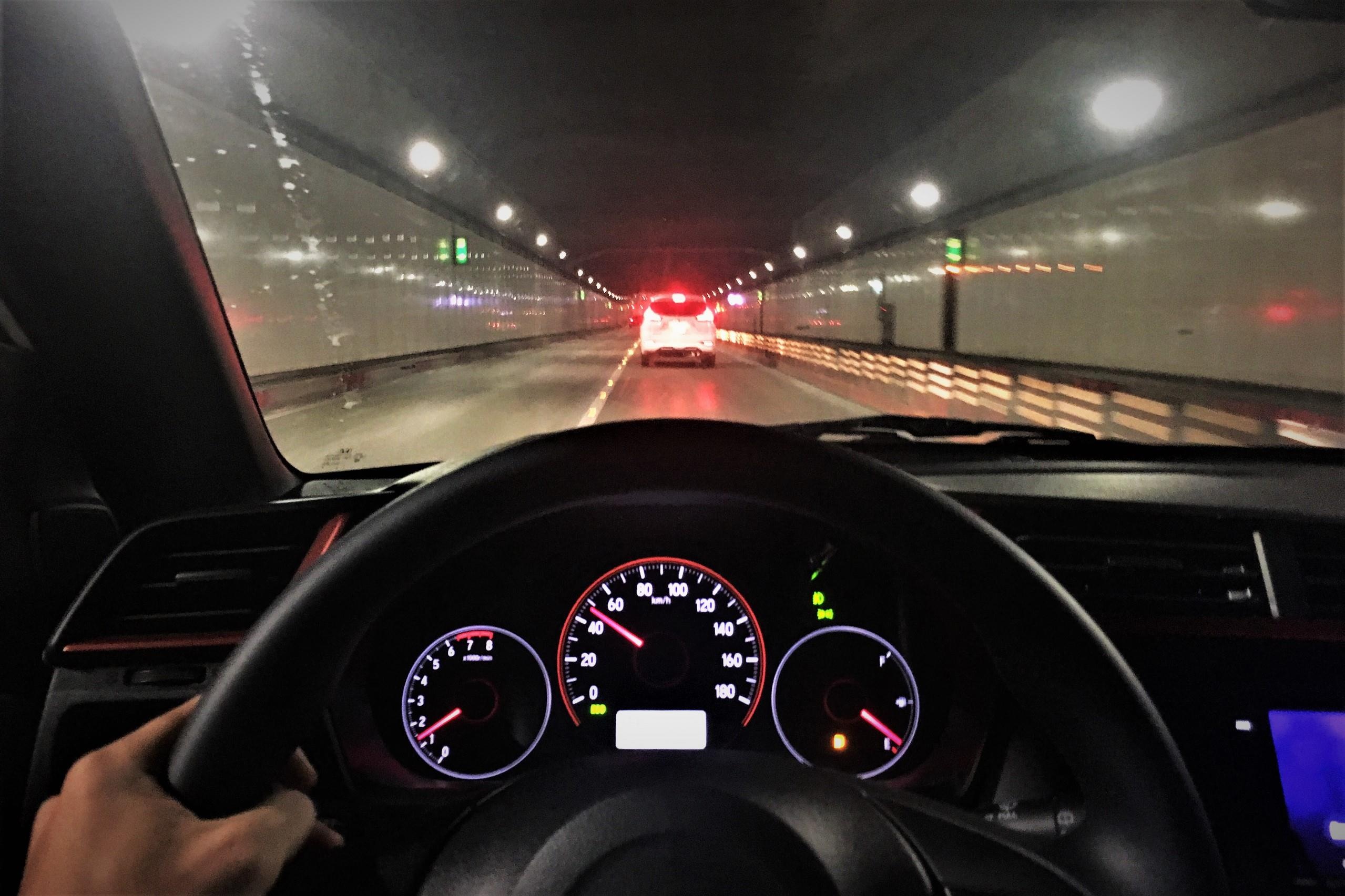 Tai sao toi bi phat loi khong mo den trong ham du da bat cong tac den? hinh anh