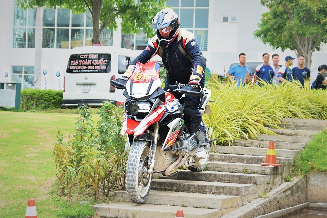 Xem 'khung long' BMW R 1200 GS so tai vuot dia hinh o Sai Gon hinh anh