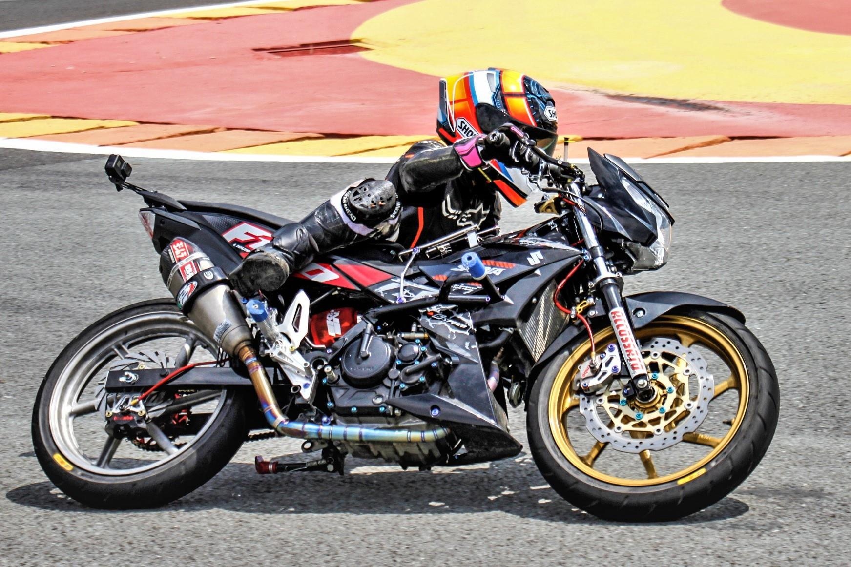 Xe dua Suzuki Raider cua cau nhoc 7 tuoi co gi dac biet? hinh anh