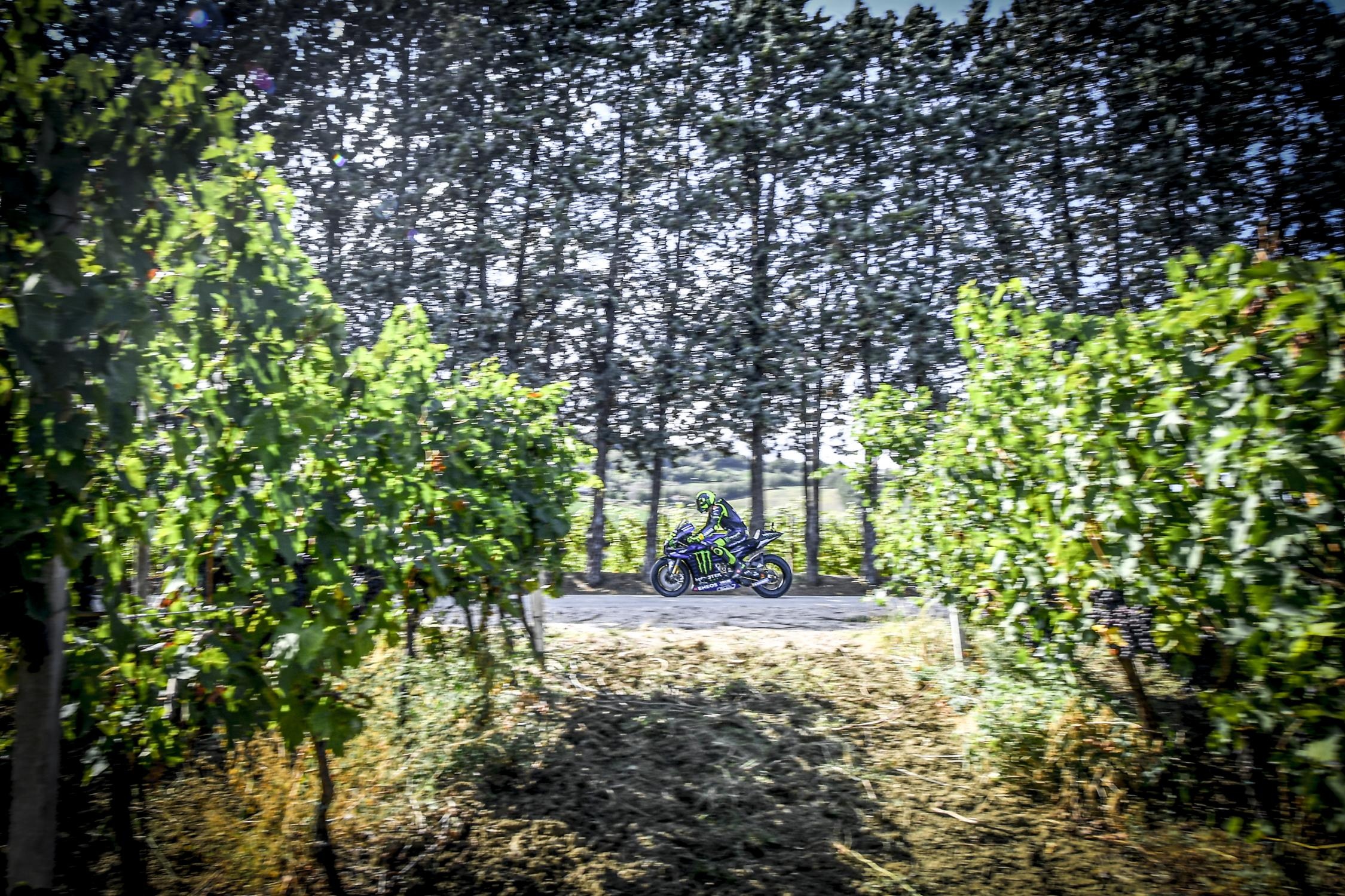 Valentino Rossi lai xe YZR-M1 dao pho anh 2