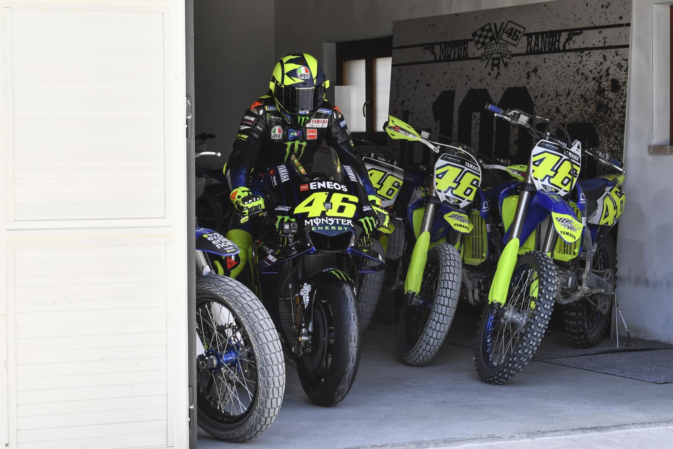 Valentino Rossi lai xe YZR-M1 dao pho anh 3