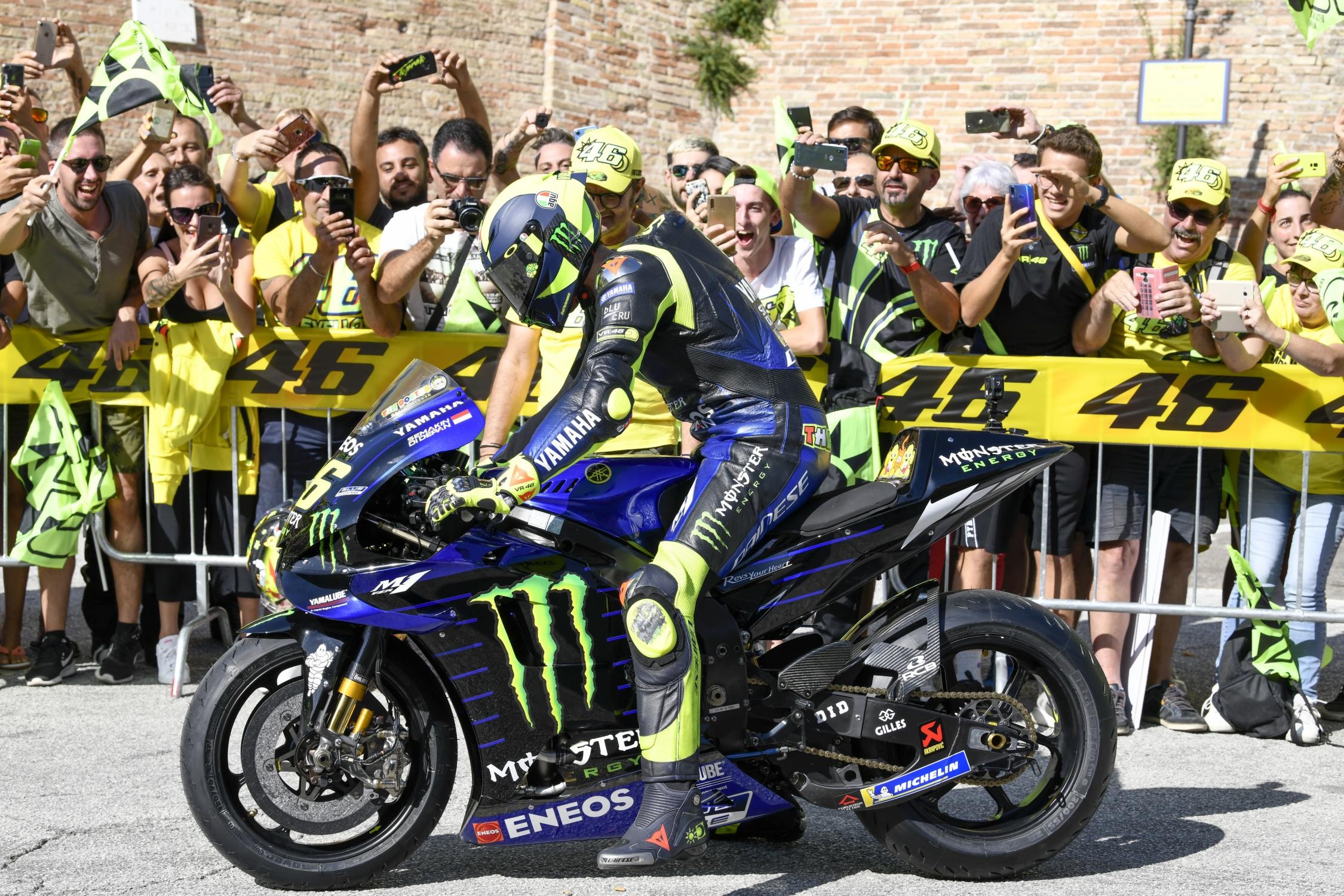 Valentino Rossi lai xe YZR-M1 dao pho anh 8