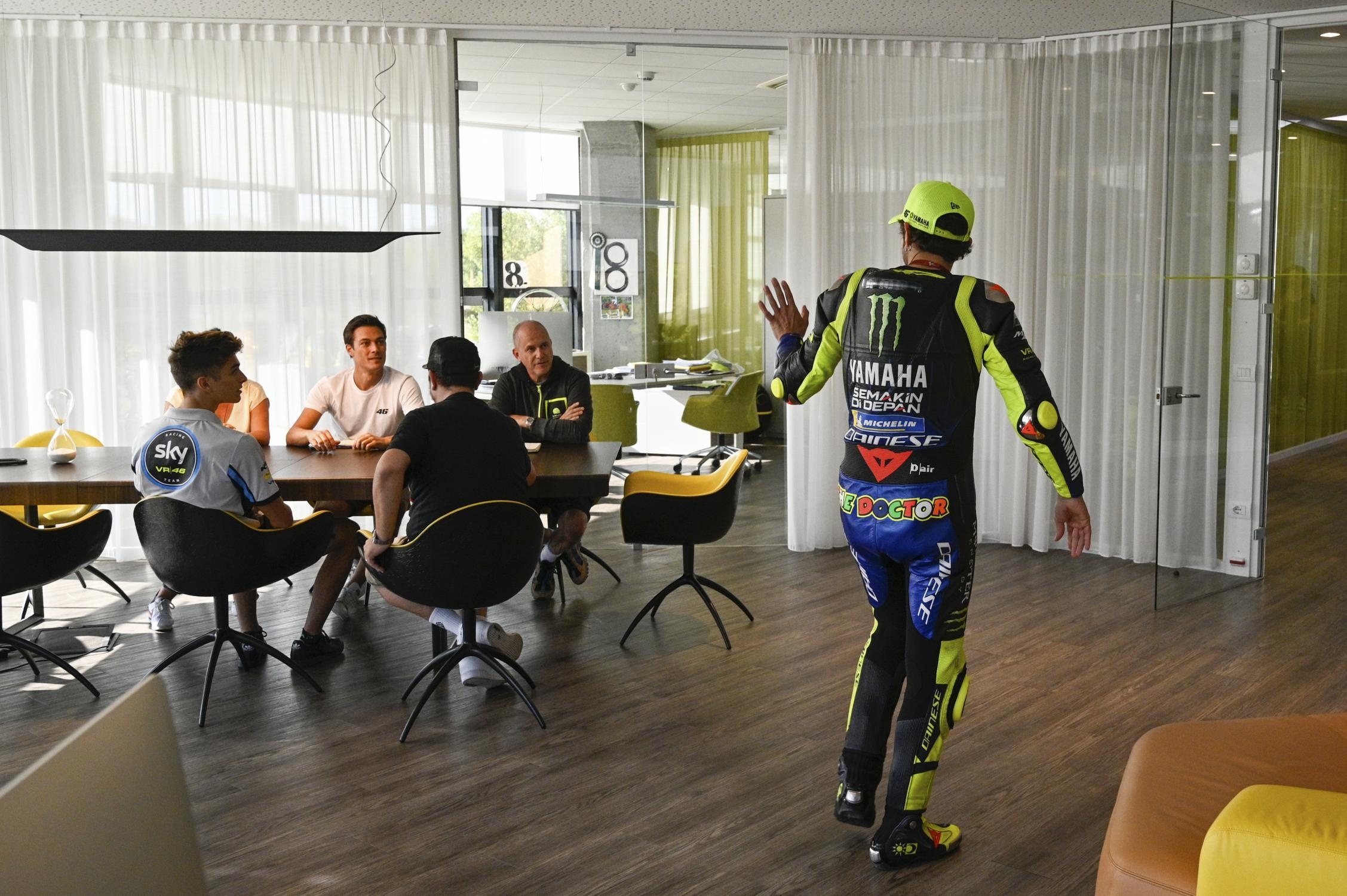 Valentino Rossi lai xe YZR-M1 dao pho anh 10