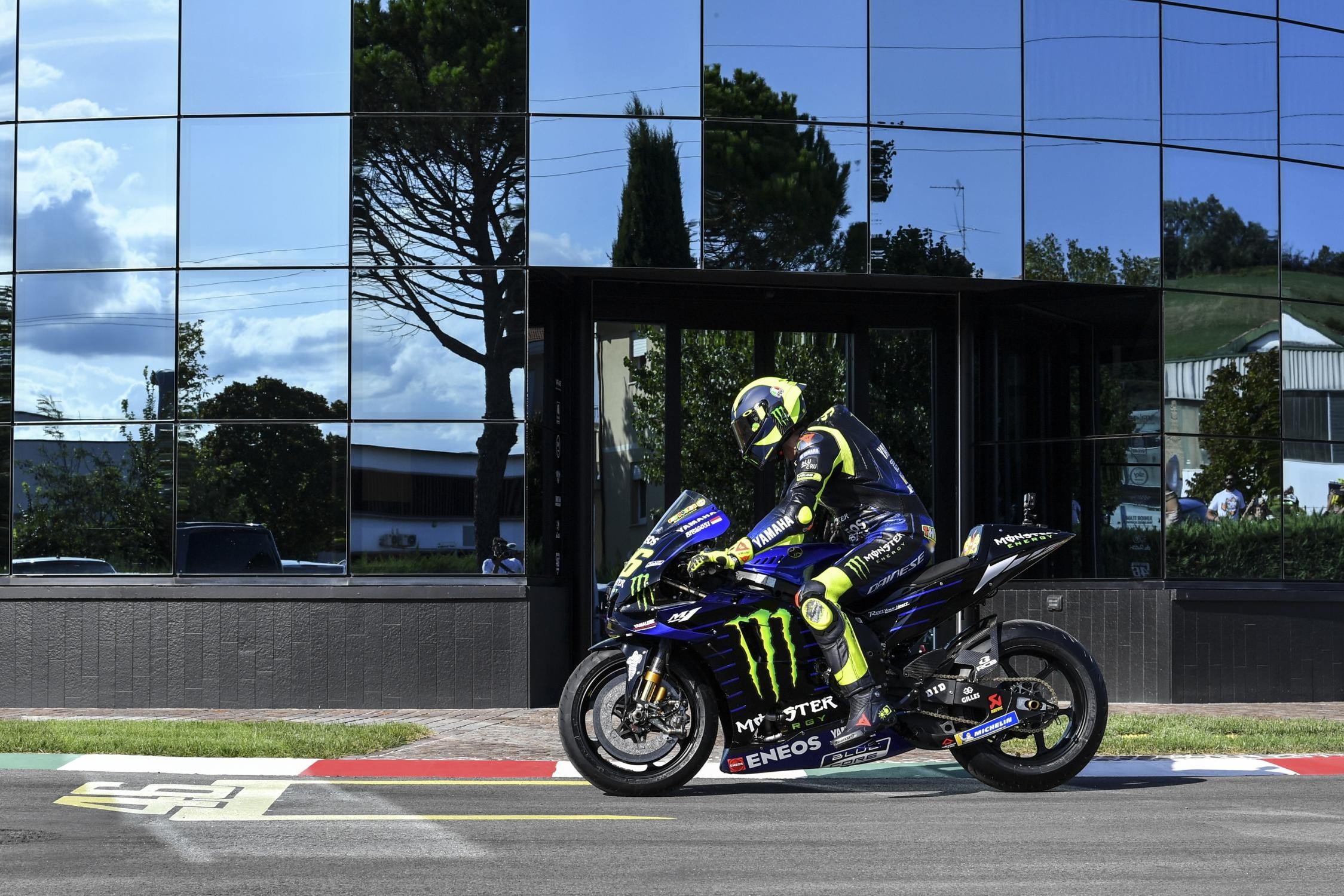 Valentino Rossi lai xe YZR-M1 dao pho anh 11