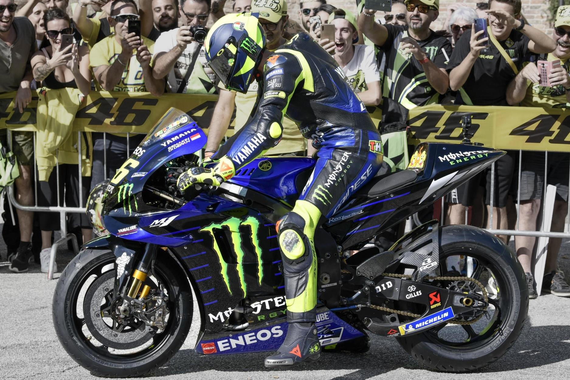 MotoGP: Valentino Rossi lai sieu moto YZR-M1 tren duong pho cong cong hinh anh