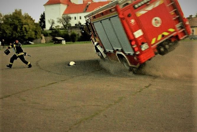 Xe cuu hoa lat ngang khi dang dien tap chua chay hinh anh