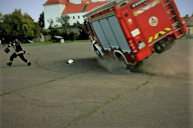 Xe cuu hoa bi lat khi dang dien tap chua chay, 5 nguoi bi thuong hinh anh