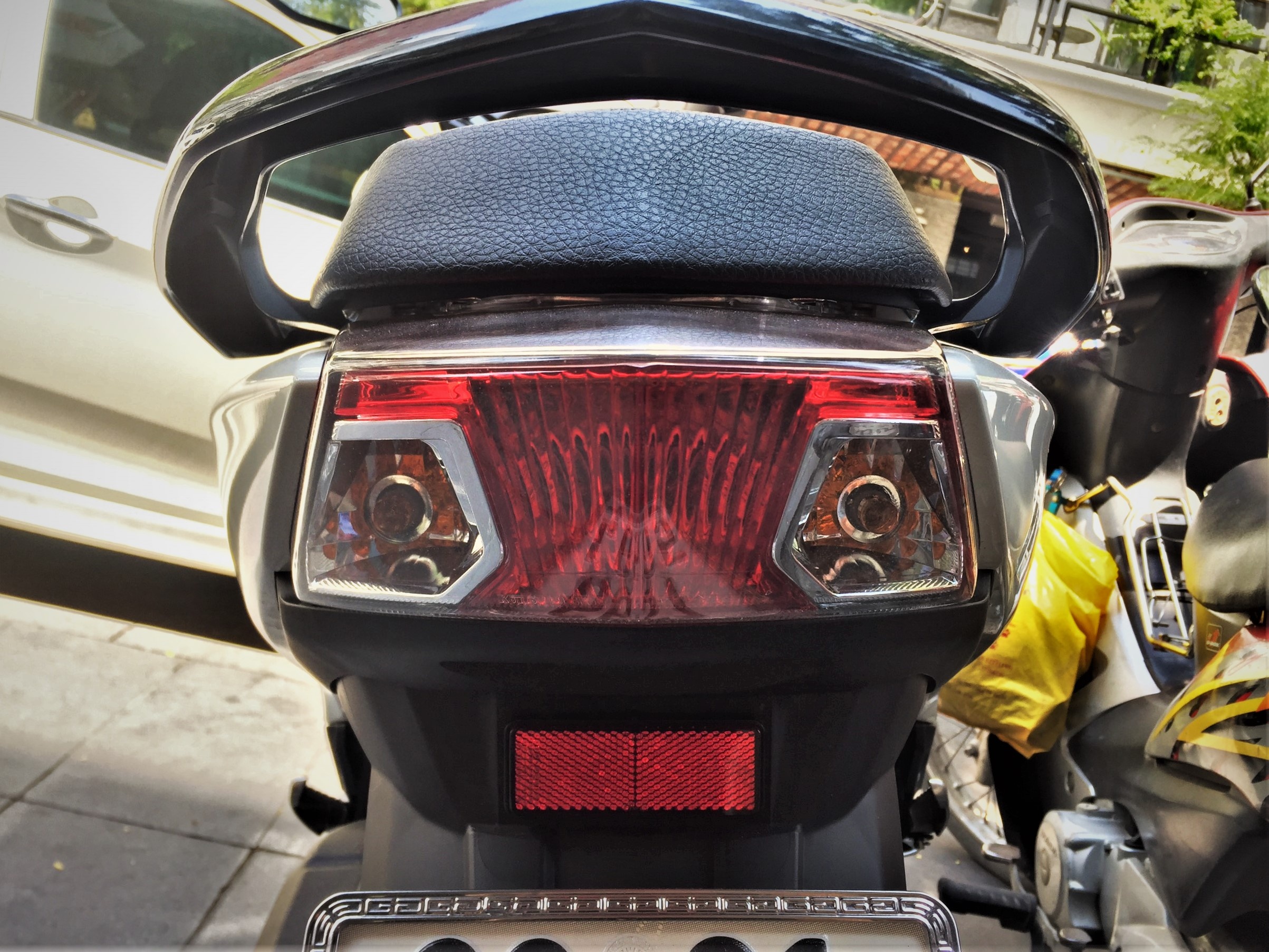 Vì sao đèn xi nhan có màu cam ảnh 2 Vi sao den xi nhan co mau cam anh 2